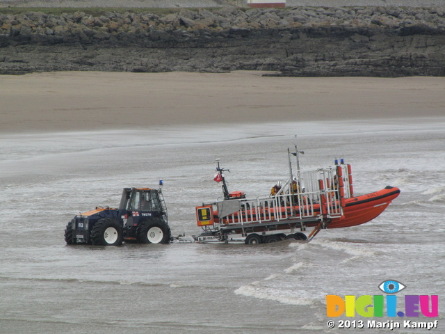 SX26429 Big lifeboat tracktor with boat